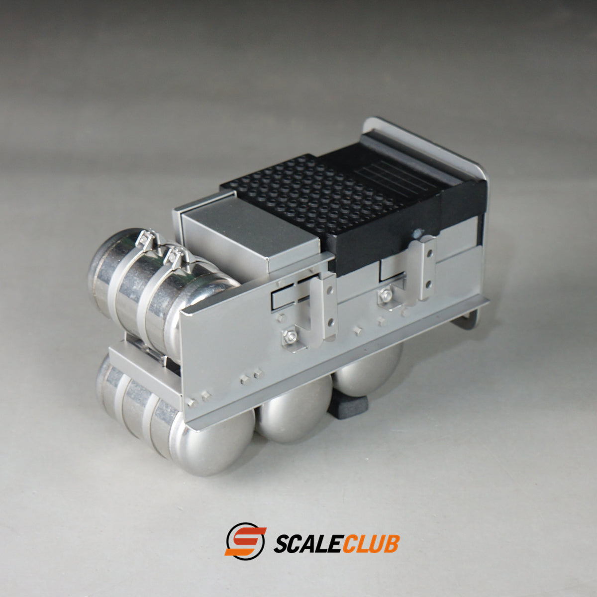 Scaleclub 1/14 Volvo FH750 tractor upgrade with battery box and gas tank and pedals