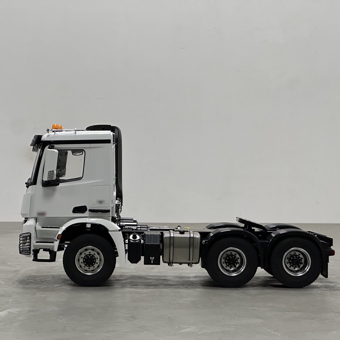 MD Model 1/14 Mercedes Benz 3363 Tractor Truck 6x6 Engineering Vehicle Remote Control Model