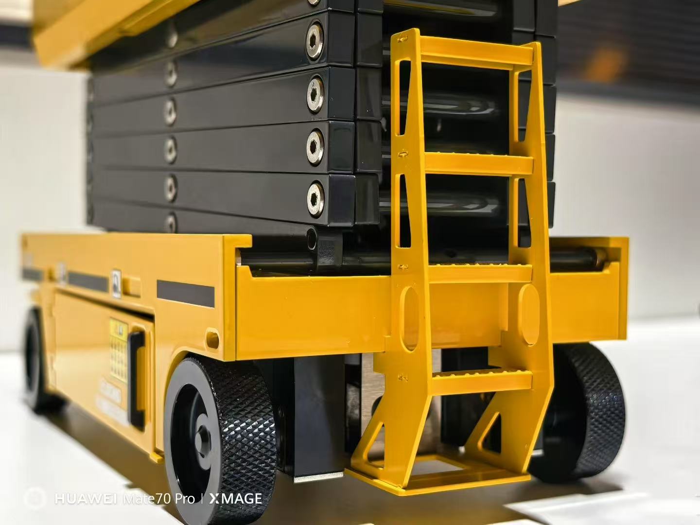 1/14 CUT R&D hydraulically driven aerial work platform model XCMG XG1212HD fully functional high-simulation RTR with I6S remote control